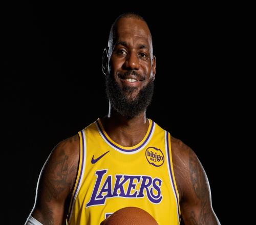 NBA官方：一起祝湖人隊勒布朗詹姆斯41歲生日快樂！