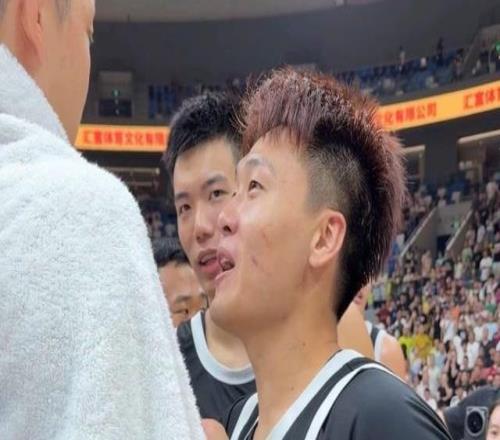 廣東男籃熱身賽火爆沖突：趙睿遭對(duì)手挑釁周鵬揮拳回應(yīng)