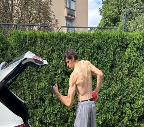 博班曬魔鬼筋肉照并打趣：請叫我李小龍