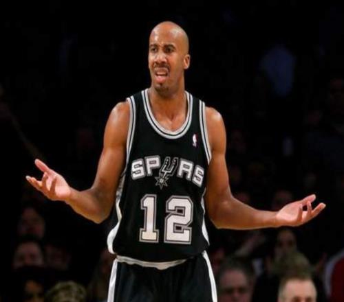 25歲才進(jìn)入NBA，30歲成首發(fā)，生涯才6+2+1，卻被退役了球衣！