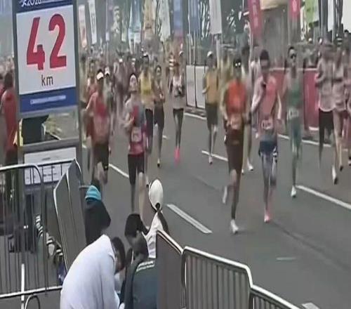 重慶馬拉松一位神級(jí)跑者在42公里處猝死，搶救細(xì)節(jié)與警醒
