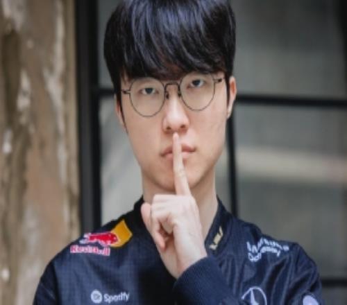 主持人余霜：恭喜T1第五局的T1太強大了！三連冠啊！