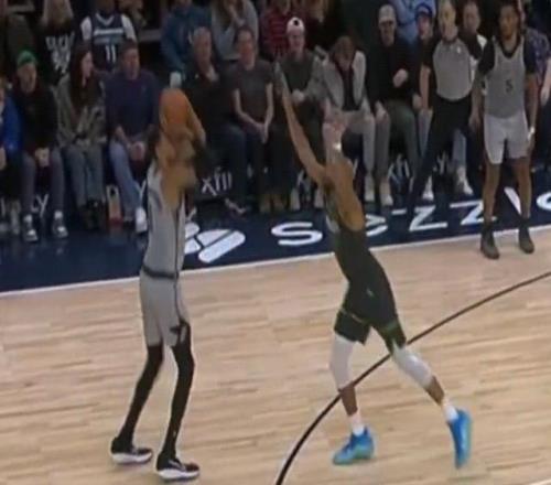 老鄉(xiāng)也墊戈貝爾墊腳文班被吹罰一級(jí)惡意犯規(guī)+技術(shù)犯規(guī)