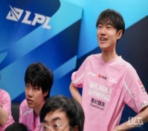 去拿下該死的S冠Knight生涯六個LPL冠軍成為LPL第一人