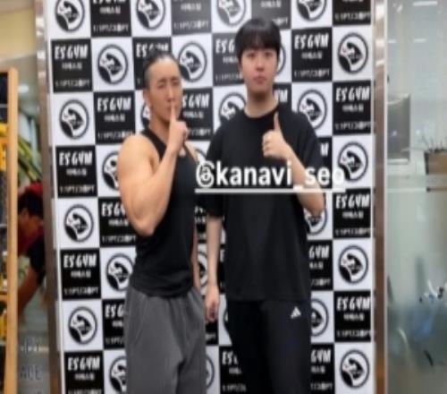 開始健身！Kanavi分享自己在健身房和教練的照片