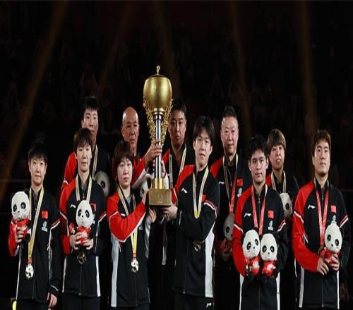 暖心！孫穎莎大合影禮讓C位一幕曝光，國乒掃貨熊貓玩偶太歡樂