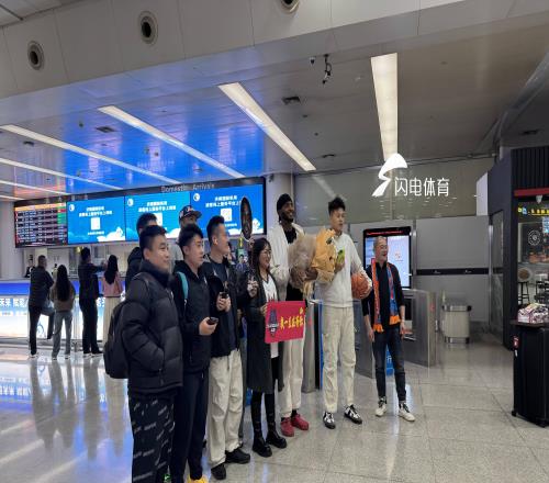 山東高速男籃外援克里斯抵濟(jì)新賽季備戰(zhàn)加速