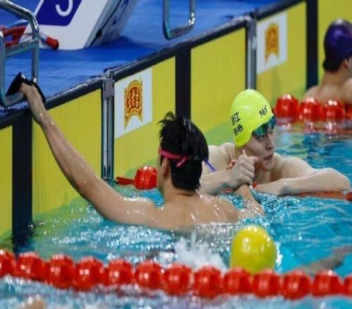 全運(yùn)會男子400米自由泳預(yù)賽：潘展樂、孫楊賽道相鄰，賽后泳池握手