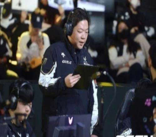 韓媒：對(duì)方持續(xù)邀約后，KIM監(jiān)督與LPL戰(zhàn)隊(duì)簽訂一年合約
