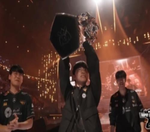 FLY官推分享Faker捧杯照片并配文：電子競技的GOAT