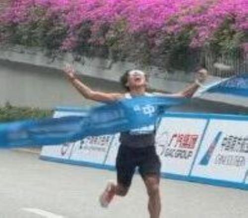 全運(yùn)會(huì)馬拉松何杰奪冠后高喊：誰(shuí)說寧夏生長(zhǎng)不出來玫瑰我就是！