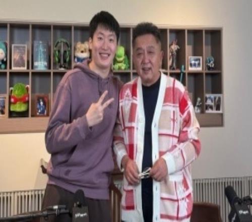 人捧人高！管澤元曬與于謙合影：終于讓謙大爺給我捧上了！