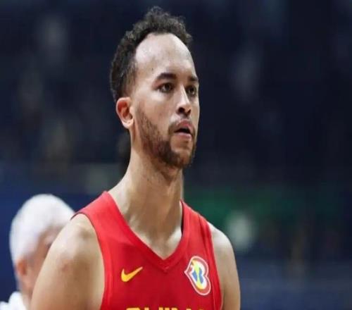 中國(guó)男籃歷史首位歸化球員，NBA官網(wǎng)顯示李凱爾國(guó)籍已更改為美國(guó)籍