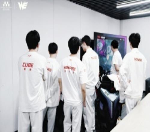 慘遭下克上吧友認(rèn)為本賽季W(wǎng)E到底出了什么問題誰應(yīng)該背鍋