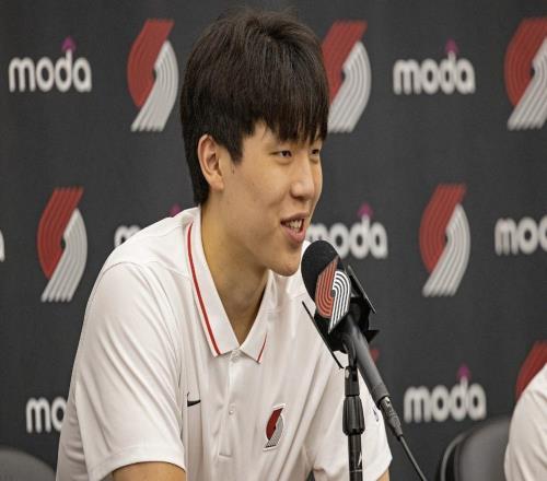 楊瀚森前5場只比姚明少4分！看完大姚數(shù)據(jù)，就發(fā)現(xiàn)小楊其實(shí)并不差