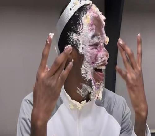 薩姆納生日會！徐杰撇走水果，胡明軒躍躍欲試，被砸蛋糕依然開心