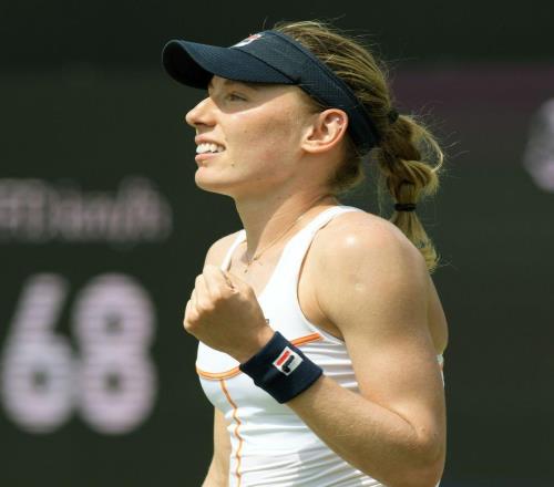 澳網(wǎng)魔咒！亞歷山德洛娃連續(xù)三年一輪游決勝盤領(lǐng)先遭逆轉(zhuǎn)太扎心