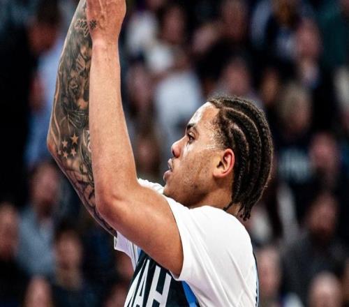 馬爾卡寧爆砍33分，濃眉兩雙弗拉格空砍26+10+8，爵士力克獨(dú)行俠