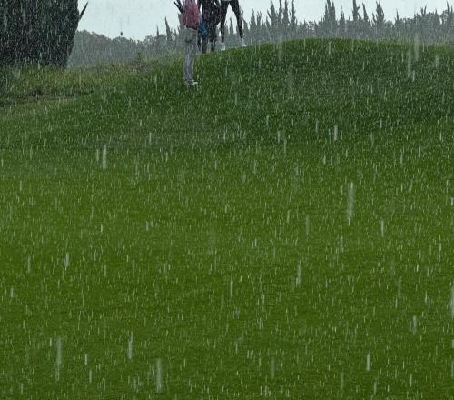 主業(yè)改了詹姆斯曬在成都冒雨打高爾夫視頻：你能忍受下雨嗎