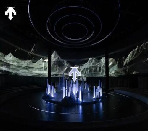 迪桑特問頂未來品牌大秀于北京華貿(mào)盛大舉行以一座"未來之城"開啟專業(yè)運(yùn)動新篇章