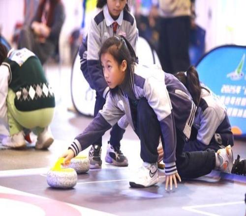 小冰壺轉(zhuǎn)動(dòng)大夢(mèng)想上海市青少年校園冰壺公開賽暨長三角校園冰壺邀請(qǐng)賽開幕
