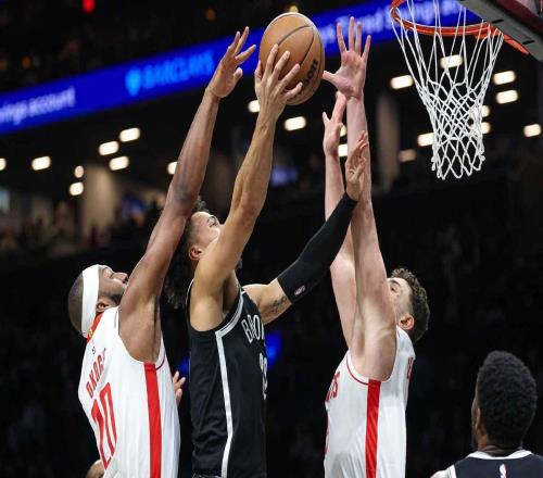 火箭隊打籃網(wǎng)隊的比賽中，阿爾佩倫森根榮幸地拿2026年NBA首分