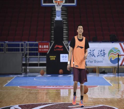 楊瀚森NBA首秀7分鐘驚艷，數(shù)據(jù)欄滿分揭秘！