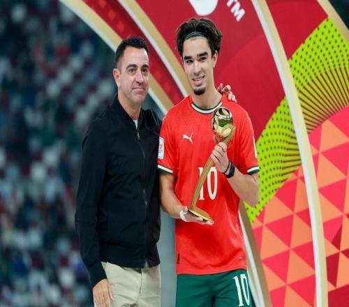 葡萄牙中場米德當選U17世界杯MVP，哈維為他頒獎