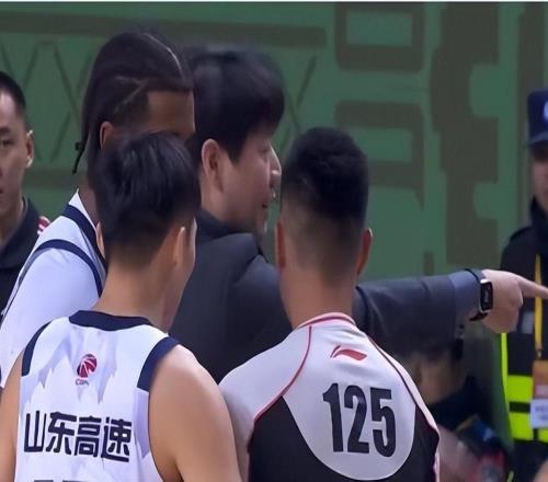 邱彪被激怒，脫下西裝上衣狠狠摔在地上，然后沖向裁判