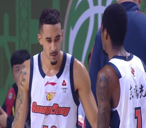 朱芳雨賭對(duì)了！CBA“新中鋒”打成大腿，加盟廣東隊(duì)成定局