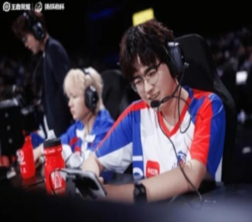 LGD小白熊缺席巔峰之夜說明：早上出現(xiàn)身體不適，目前精心修養(yǎng)