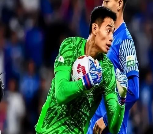 廢了25歲國足新星神秘消失，別人比賽他逛商場，恐被邵佳一除名