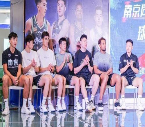 CBA新賽季定檔12月12日：衛(wèi)冕冠軍打響揭幕戰(zhàn)，江蘇雙雄備戰(zhàn)新賽季