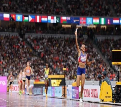 女子4x400米接力：美國(guó)隊(duì)3分16秒61打破賽會(huì)紀(jì)錄，收獲冠軍