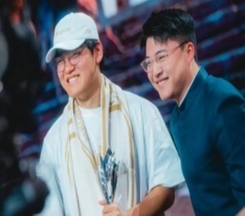 真有點(diǎn)神相！賽事官方分享Gumayusi、Uzi合影照片