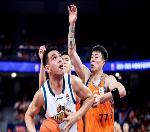 場(chǎng)均2分！男籃國手轉會(huì )失敗，4場(chǎng)比賽被棄用，待遇不如張鎮麟