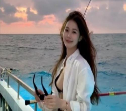 抖音網(wǎng)紅“人字拖”跨年夜官宣戀情網(wǎng)友發(fā)現其女友疑似為Meiko前女友