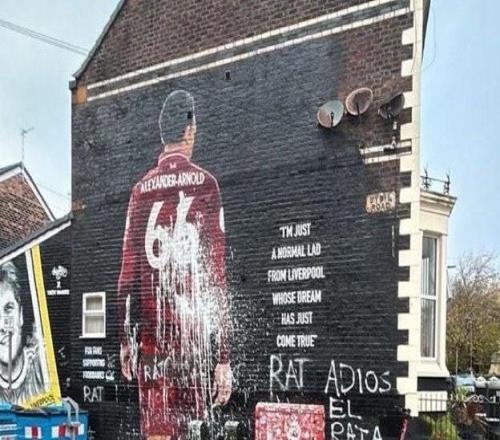 戰(zhàn)皇馬賽前阿諾德壁畫(huà)被破壞，旁邊寫(xiě)著“老鼠”和“再見(jiàn)”