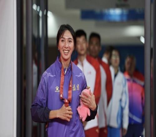 掛上十五運(yùn)會(huì)田徑增設(shè)小項(xiàng)金牌，林雨薇、葛曼棋笑靨如花