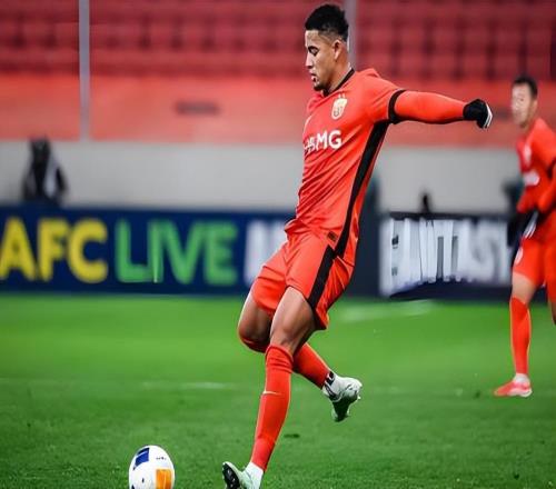 他18歲就在申花踢上絕對主力，如今成中超頂流中衛(wèi)，將續(xù)約留隊(duì)