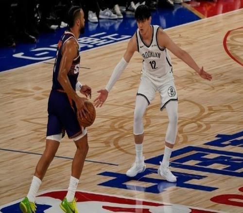 曾凡博NBA首秀0分1搶斷引熱議媒體人吐槽10分鐘0出手盡顯“殘酷”