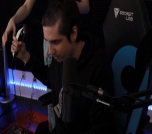 T1贏得六冠創(chuàng)造歷史！一大波歐美主播賽前Flag成真紛紛直播剃光頭