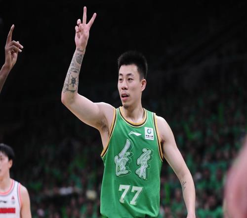 震動(dòng)CBA！張鎮(zhèn)麟加盟上海隊(duì)，遼籃收獲現(xiàn)金+球員，楊鳴還想奪冠
