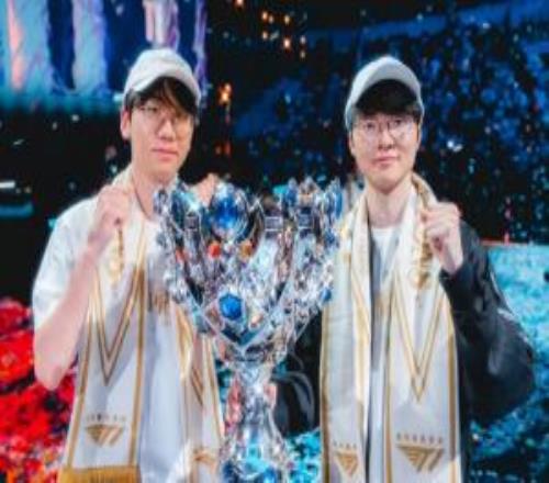 誰還有夢想！LOL官方分享T1奪冠后Doran與Faker共同捧杯照片