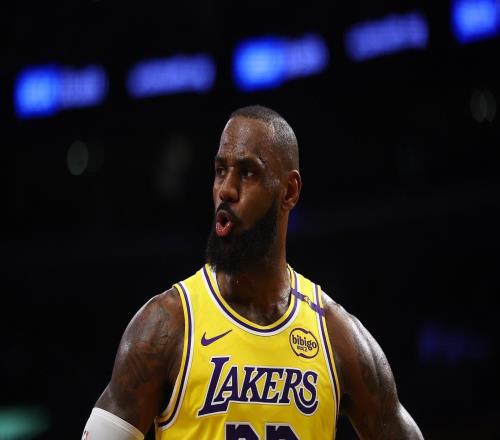 夸梅：傳言都說詹姆斯喜歡白人女孩NBA很快就會(huì)把這些事都捅出來