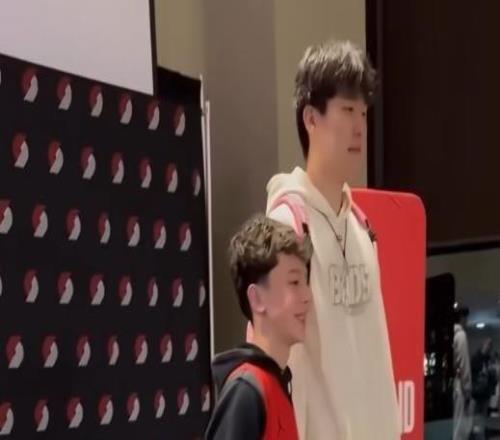 見證楊瀚森成NBA首輪秀！《躍向浩瀚》沙灘男孩身披16號球衣來了