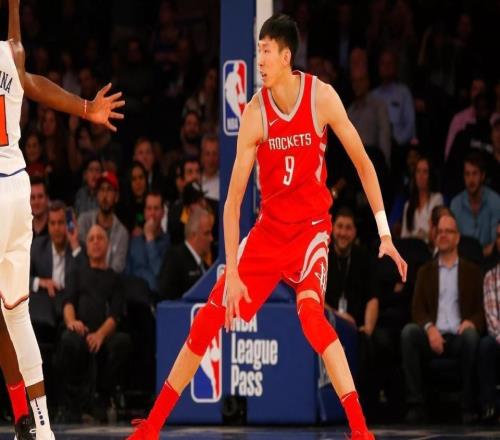 楊毅：周琦在NBA一年100多萬，國內(nèi)兩千萬+獎(jiǎng)金不留也是人之常情