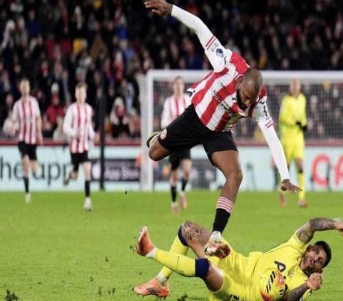 球隊進(jìn)攻乏力，熱刺球迷在球場(chǎng)高唱“無(wú)聊、無(wú)聊的熱刺”