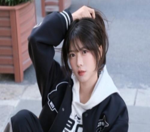 主持人駱歆曬照：穿上全新戰(zhàn)袍來給LPL打call了?。?！