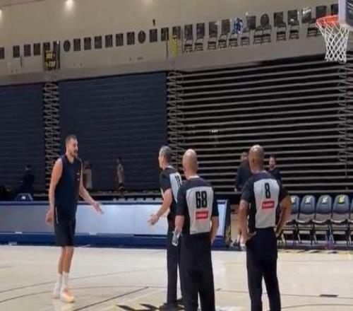 掘金請三名NBA裁判執(zhí)法隊內訓練賽，約基奇與他們進行交談